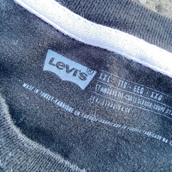Black Levi’s Tee - Picture 3 of 4